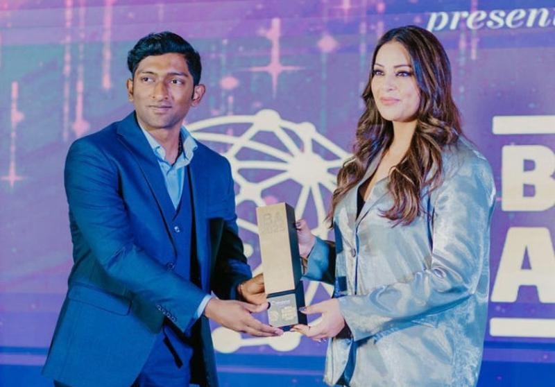 Akash Narayan receiving the Best AI Based Solution in Legal Tech Award at NewsX India Business Awards, Delhi